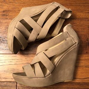 💛 Beige criss cross wedges